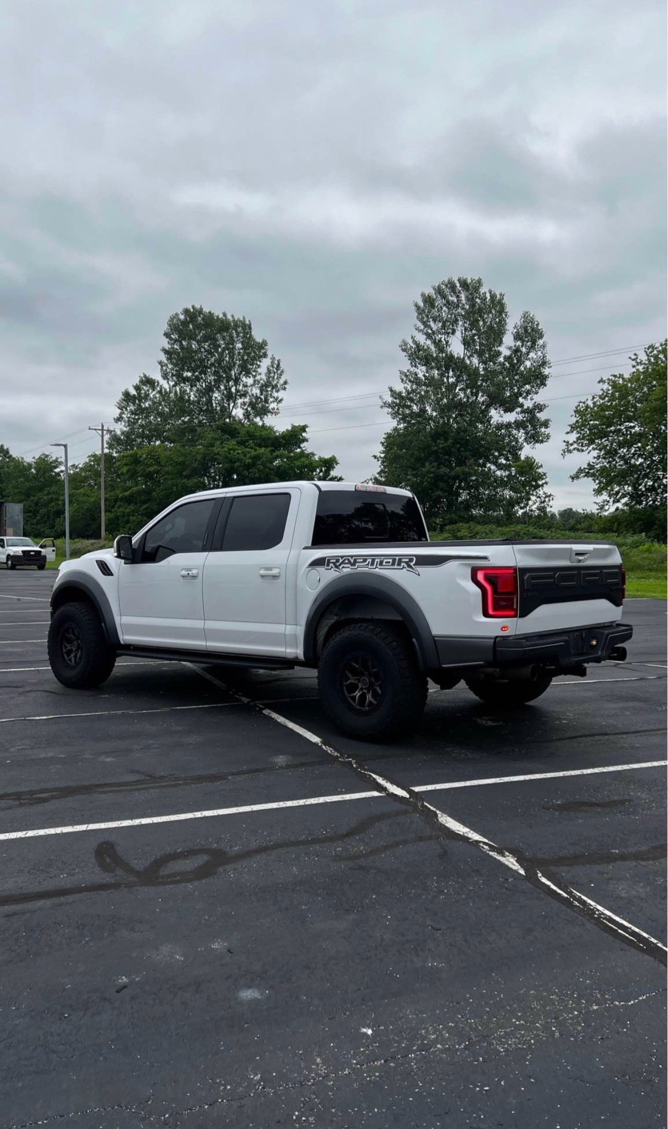 2019 Ford F-150 Raptor! Key features: - Oxford White exterior - Black Leather Bucket Seats (Heated and Ventilated) - Powerful 3.5L High Output V6 - Image 5