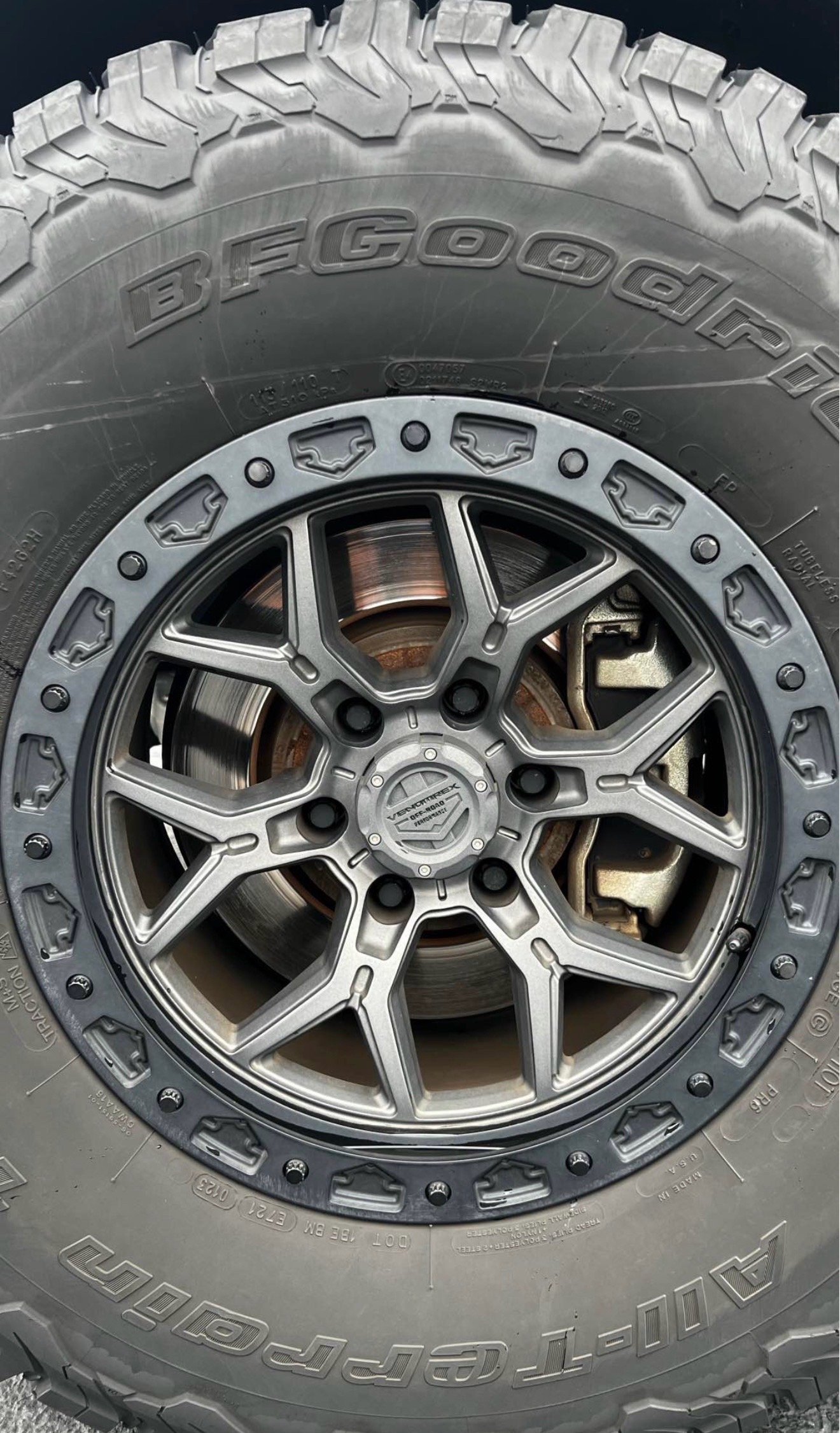 2019 Ford F-150 Raptor! Key features: - Oxford White exterior - Black Leather Bucket Seats (Heated and Ventilated) - Powerful 3.5L High Output V6 - Image 3