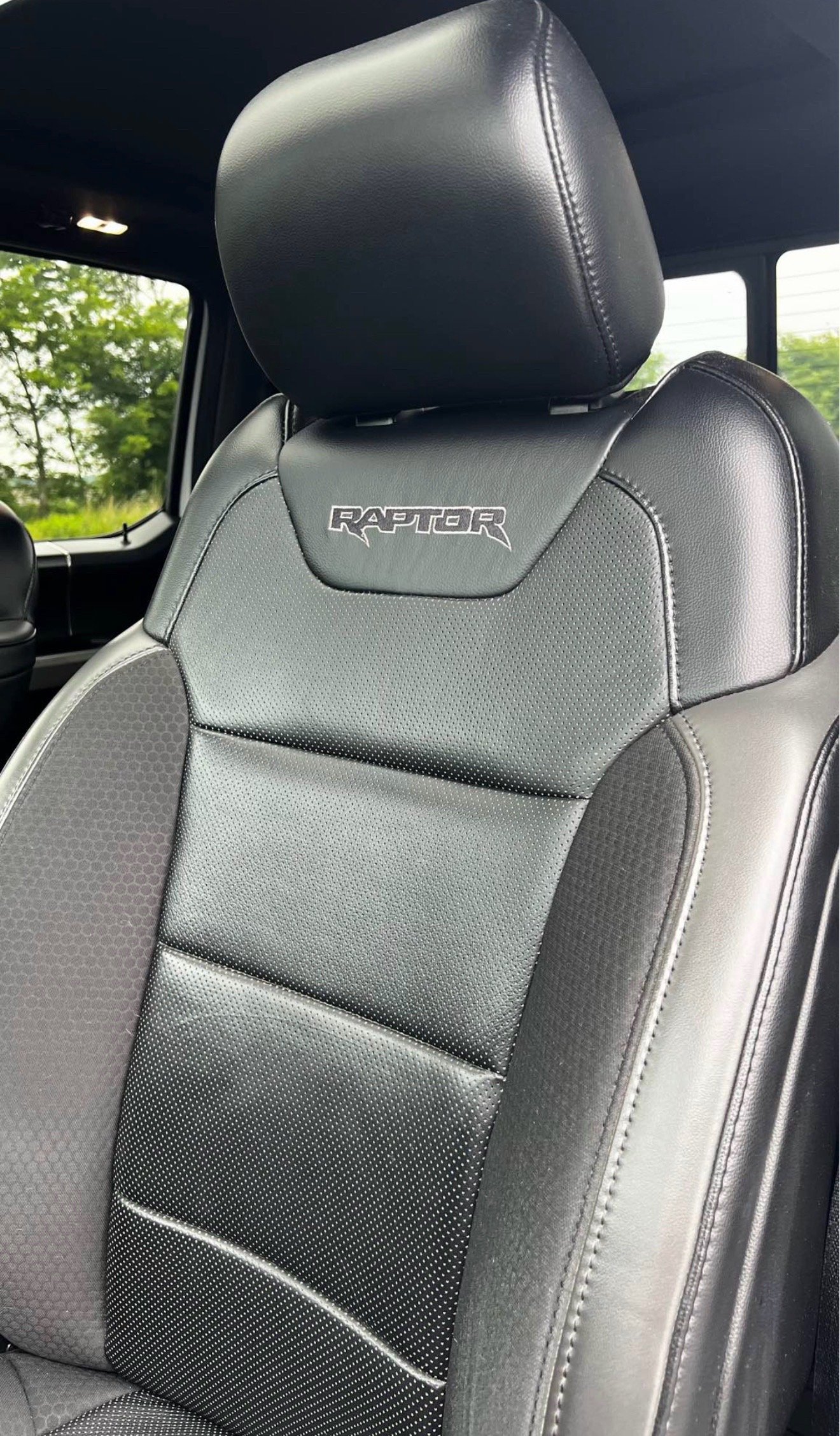 2019 Ford F-150 Raptor! Key features: - Oxford White exterior - Black Leather Bucket Seats (Heated and Ventilated) - Powerful 3.5L High Output V6 - Image 10