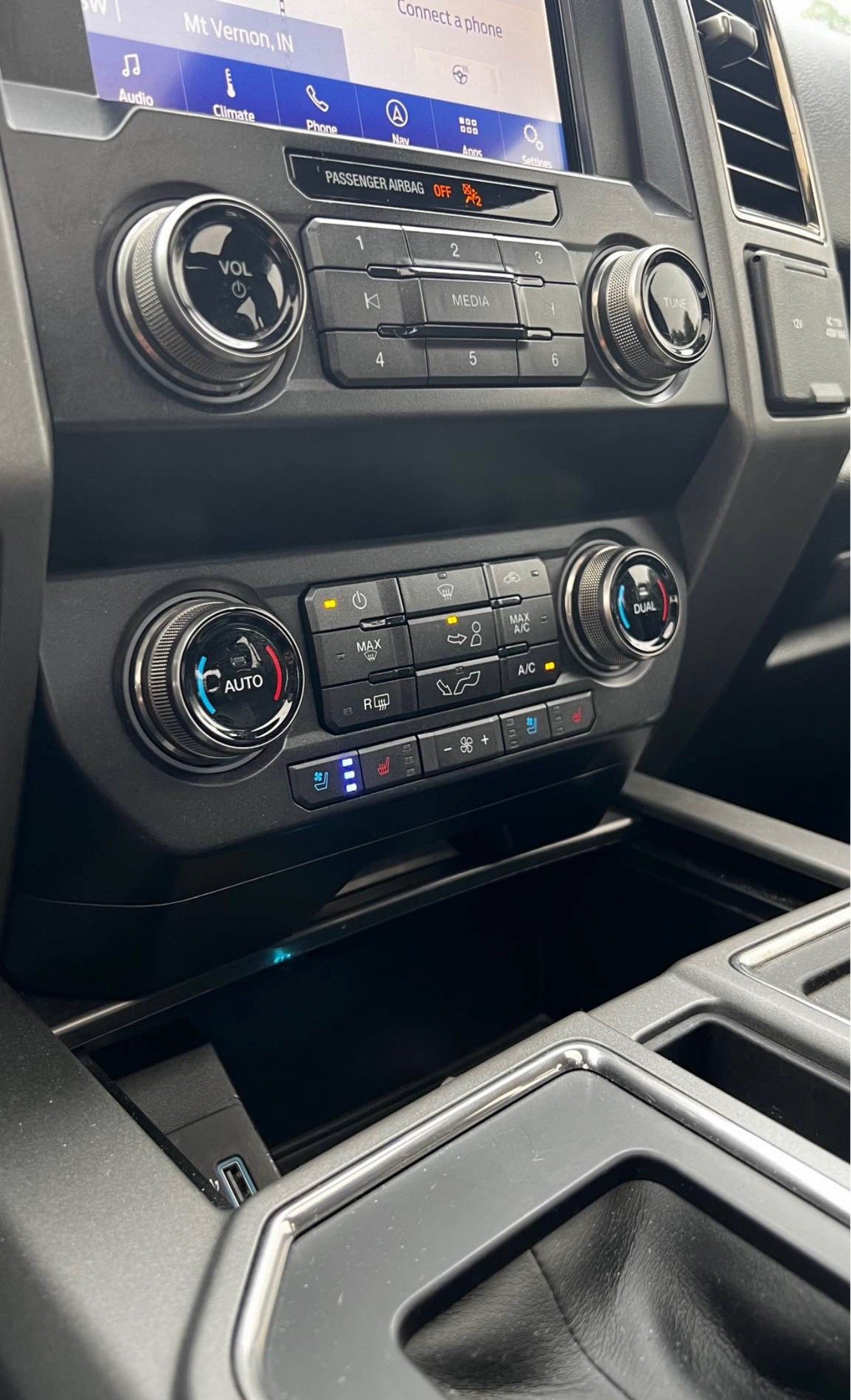 2019 Ford F-150 Raptor! Key features: - Oxford White exterior - Black Leather Bucket Seats (Heated and Ventilated) - Powerful 3.5L High Output V6 - Image 14