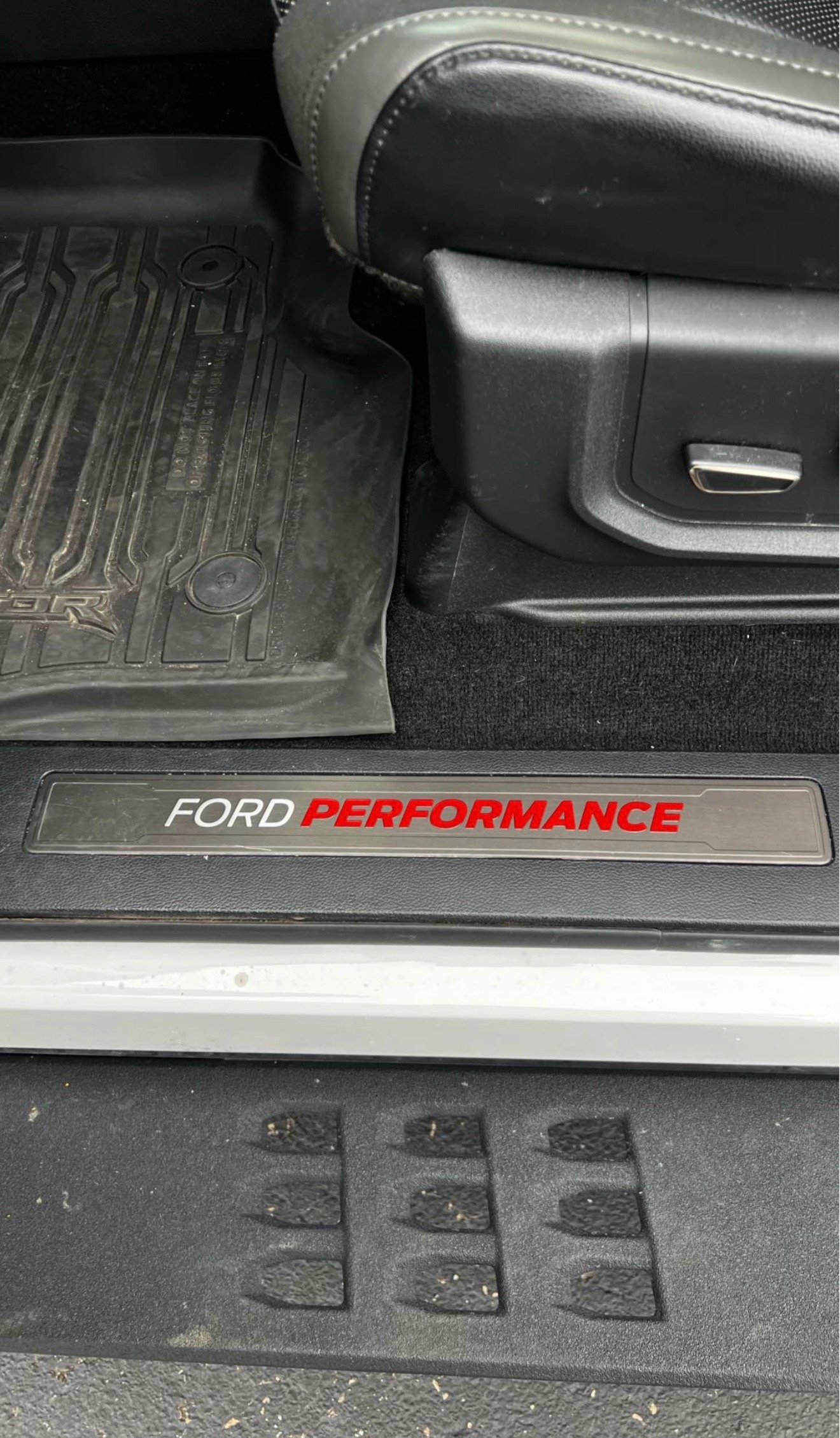 2019 Ford F-150 Raptor! Key features: - Oxford White exterior - Black Leather Bucket Seats (Heated and Ventilated) - Powerful 3.5L High Output V6 - Image 6
