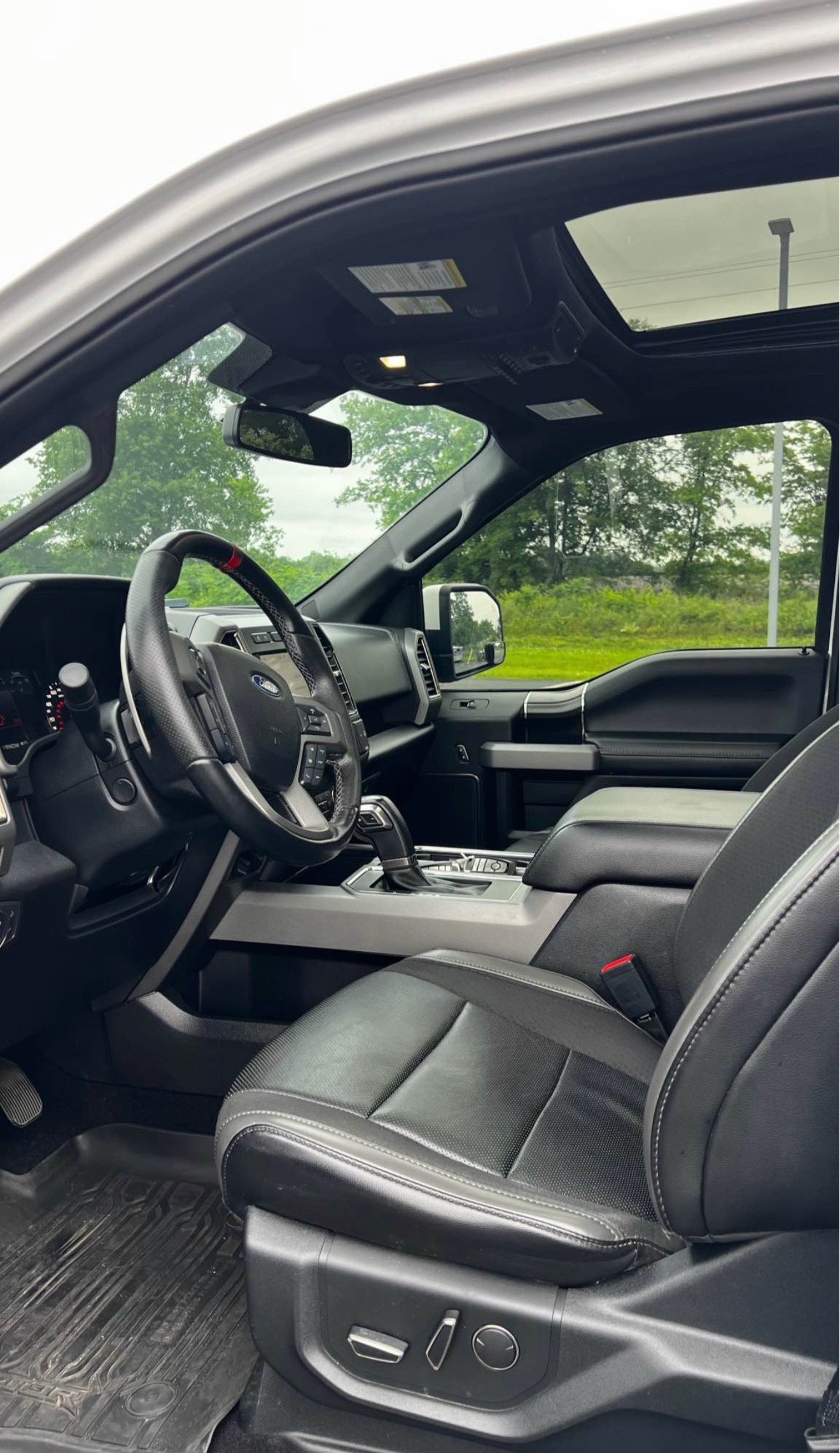 2019 Ford F-150 Raptor! Key features: - Oxford White exterior - Black Leather Bucket Seats (Heated and Ventilated) - Powerful 3.5L High Output V6 - Image 15