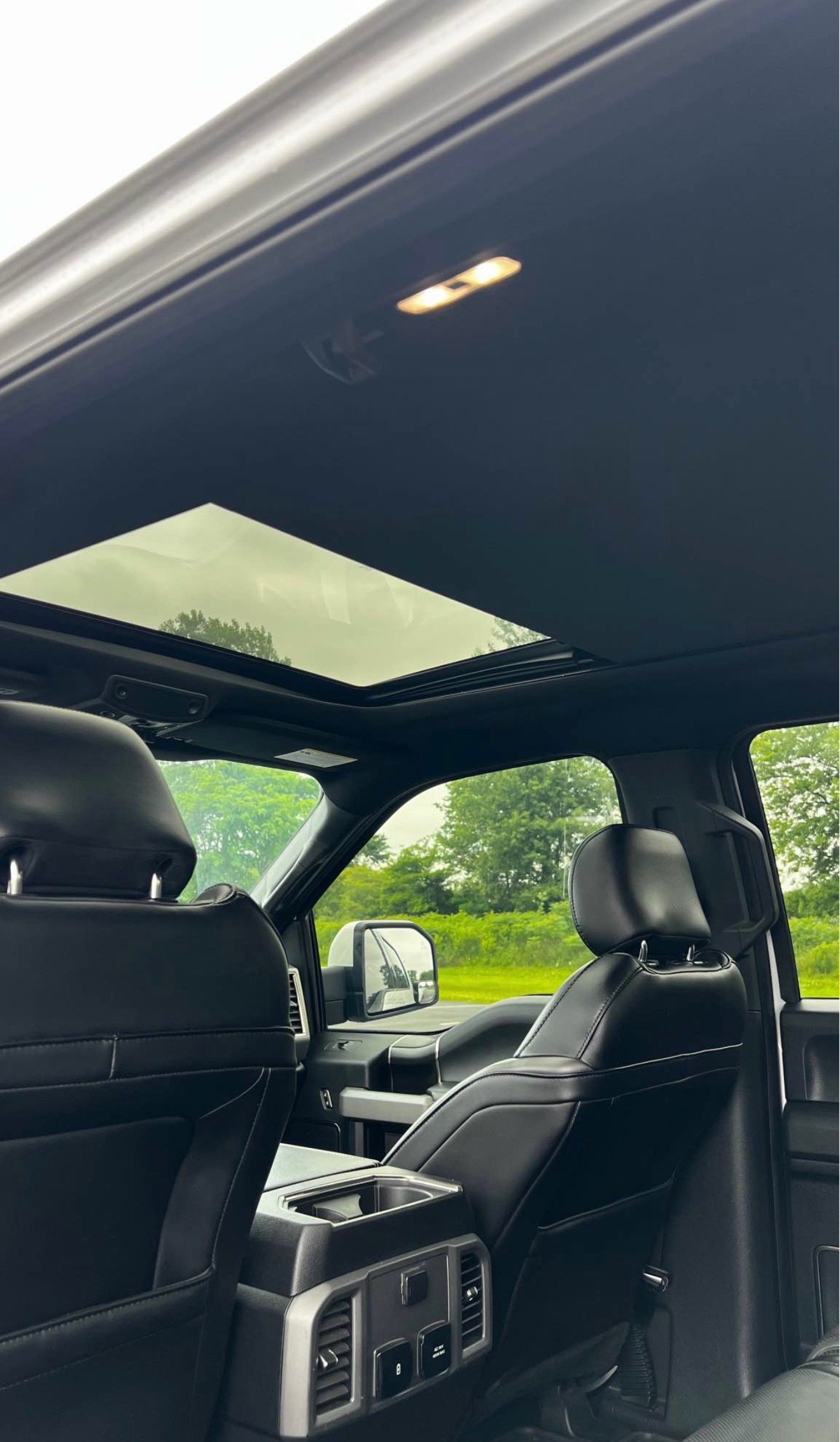 2019 Ford F-150 Raptor! Key features: - Oxford White exterior - Black Leather Bucket Seats (Heated and Ventilated) - Powerful 3.5L High Output V6 - Image 4