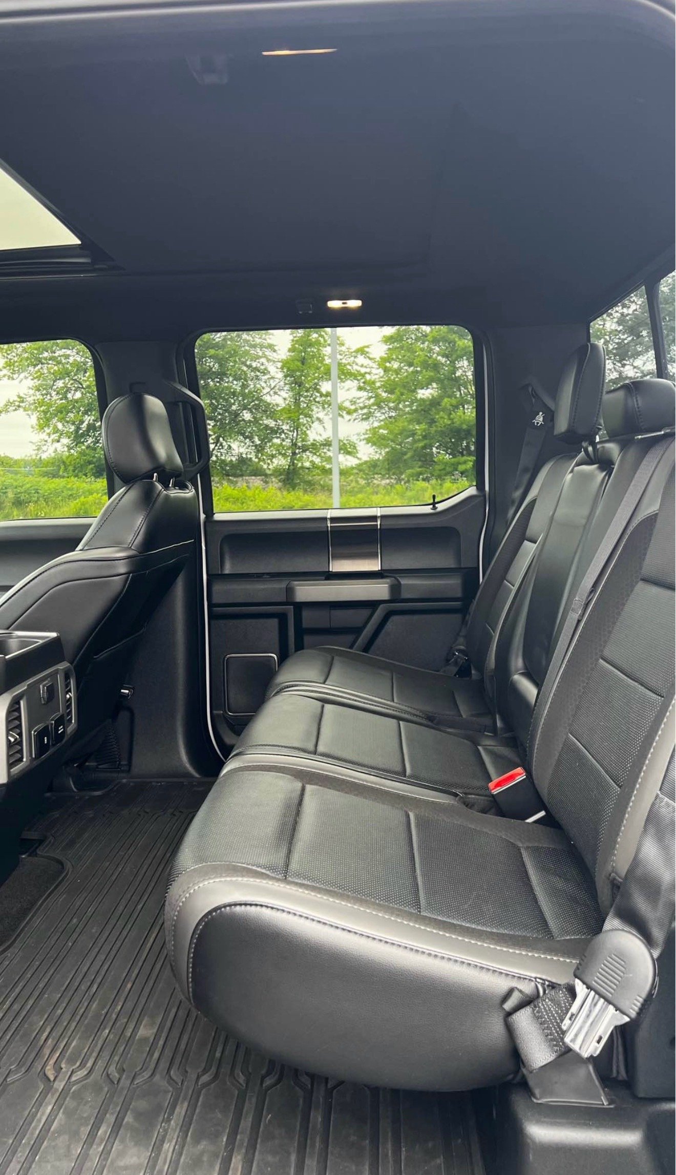 2019 Ford F-150 Raptor! Key features: - Oxford White exterior - Black Leather Bucket Seats (Heated and Ventilated) - Powerful 3.5L High Output V6 - Image 13