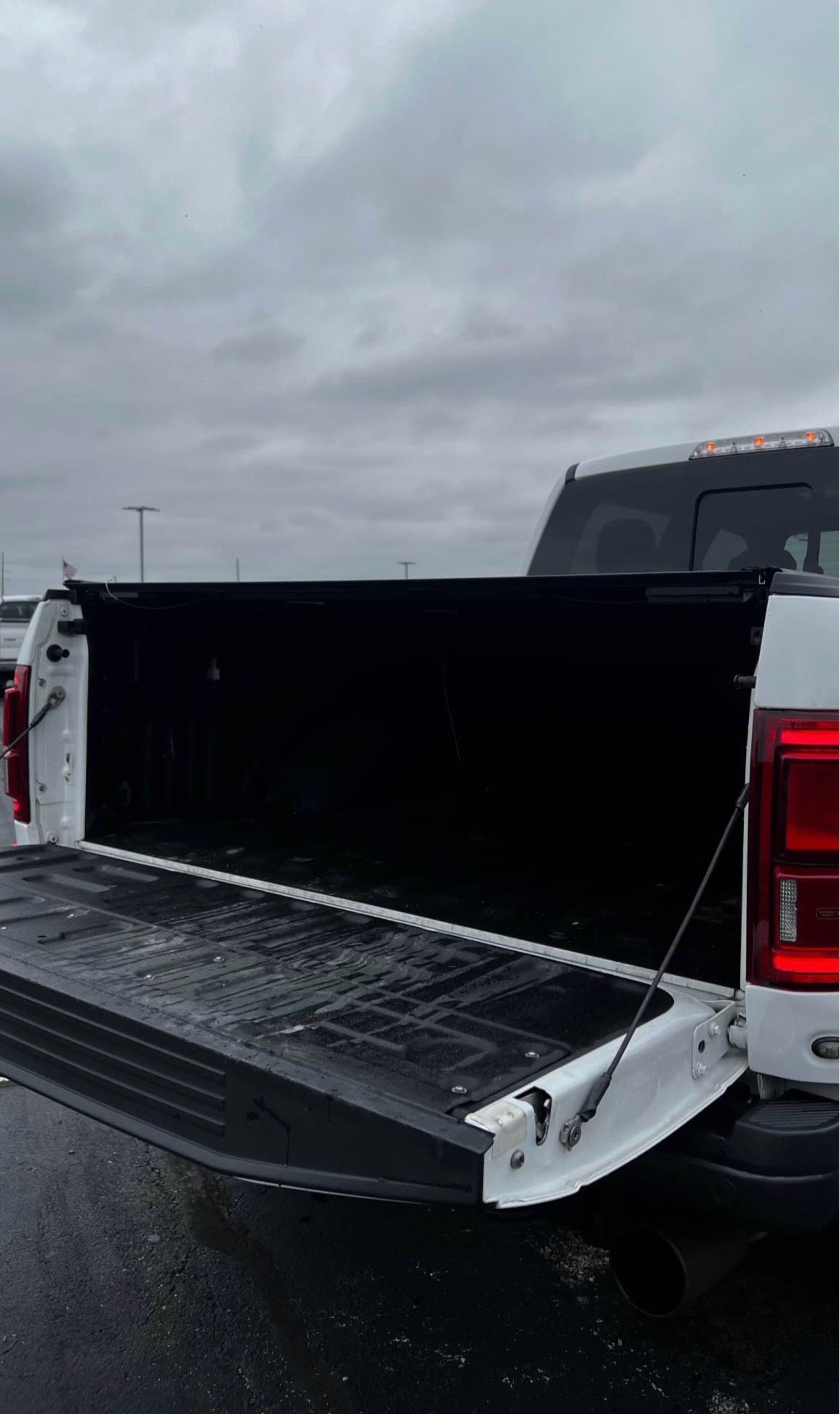 2019 Ford F-150 Raptor! Key features: - Oxford White exterior - Black Leather Bucket Seats (Heated and Ventilated) - Powerful 3.5L High Output V6 - Image 9